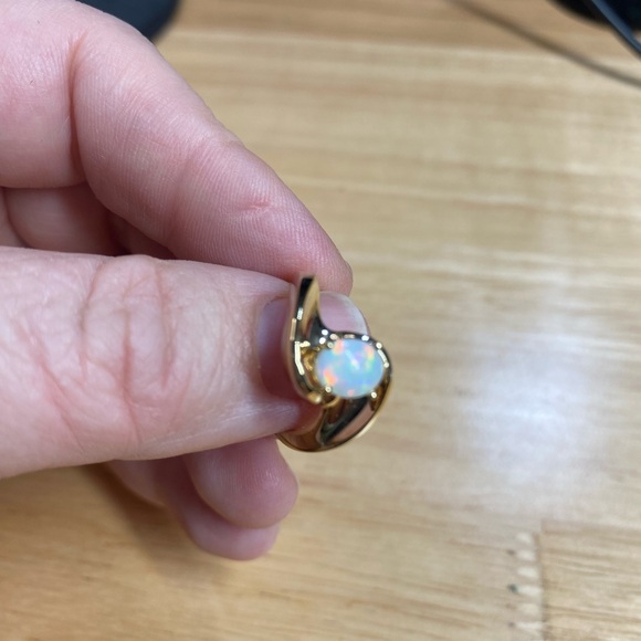 14 karat Yellow Gold and Australian Opal Ring - Picture 6 of 13
